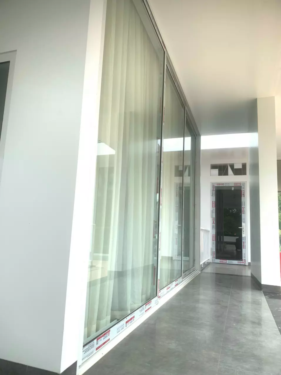 Cửa lùa 3 cánh làm bằng nhôm xingfa hệ 93