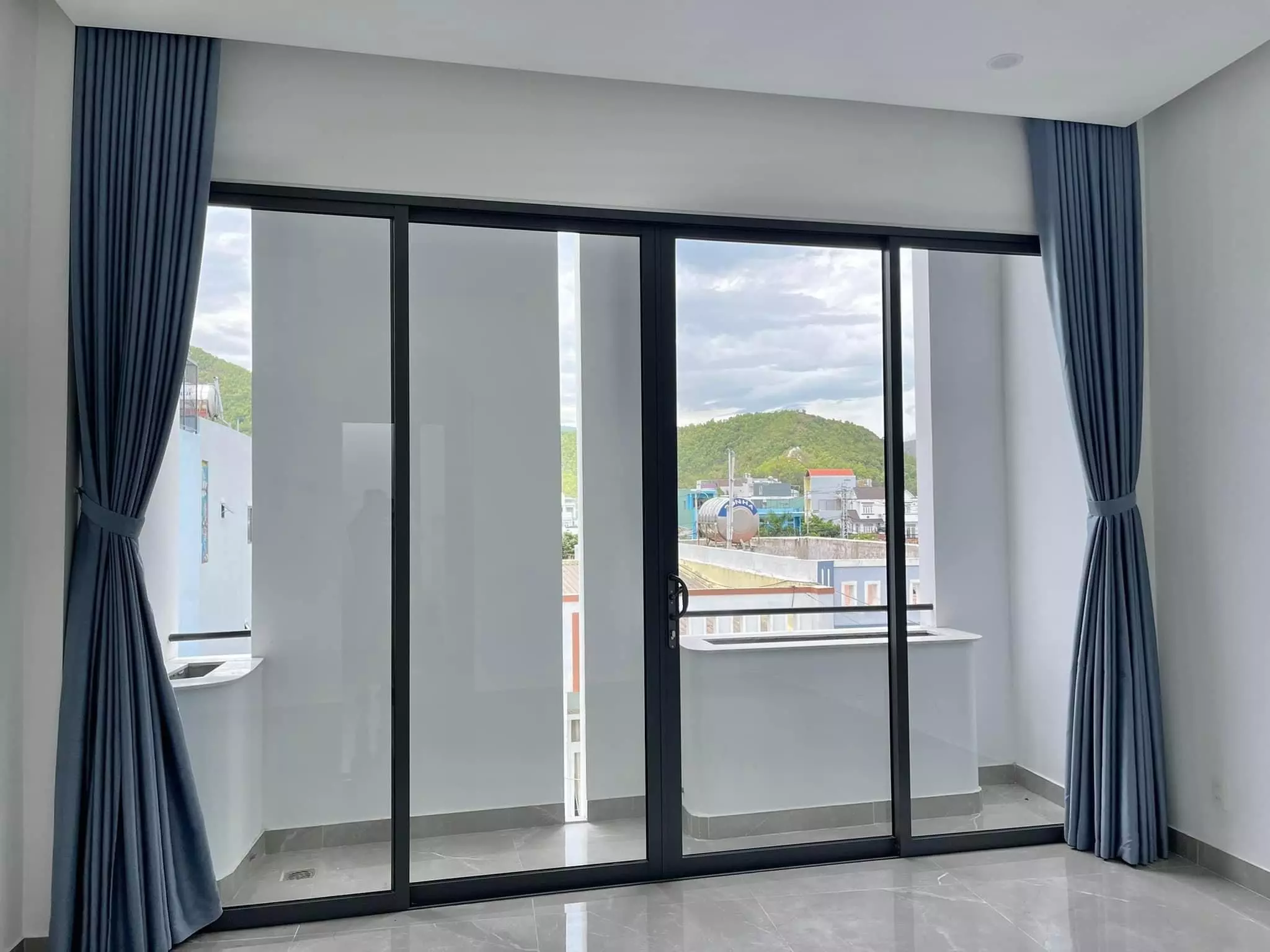 Cửa lùa 4 cánh làm bằng nhôm xingfa hệ 93