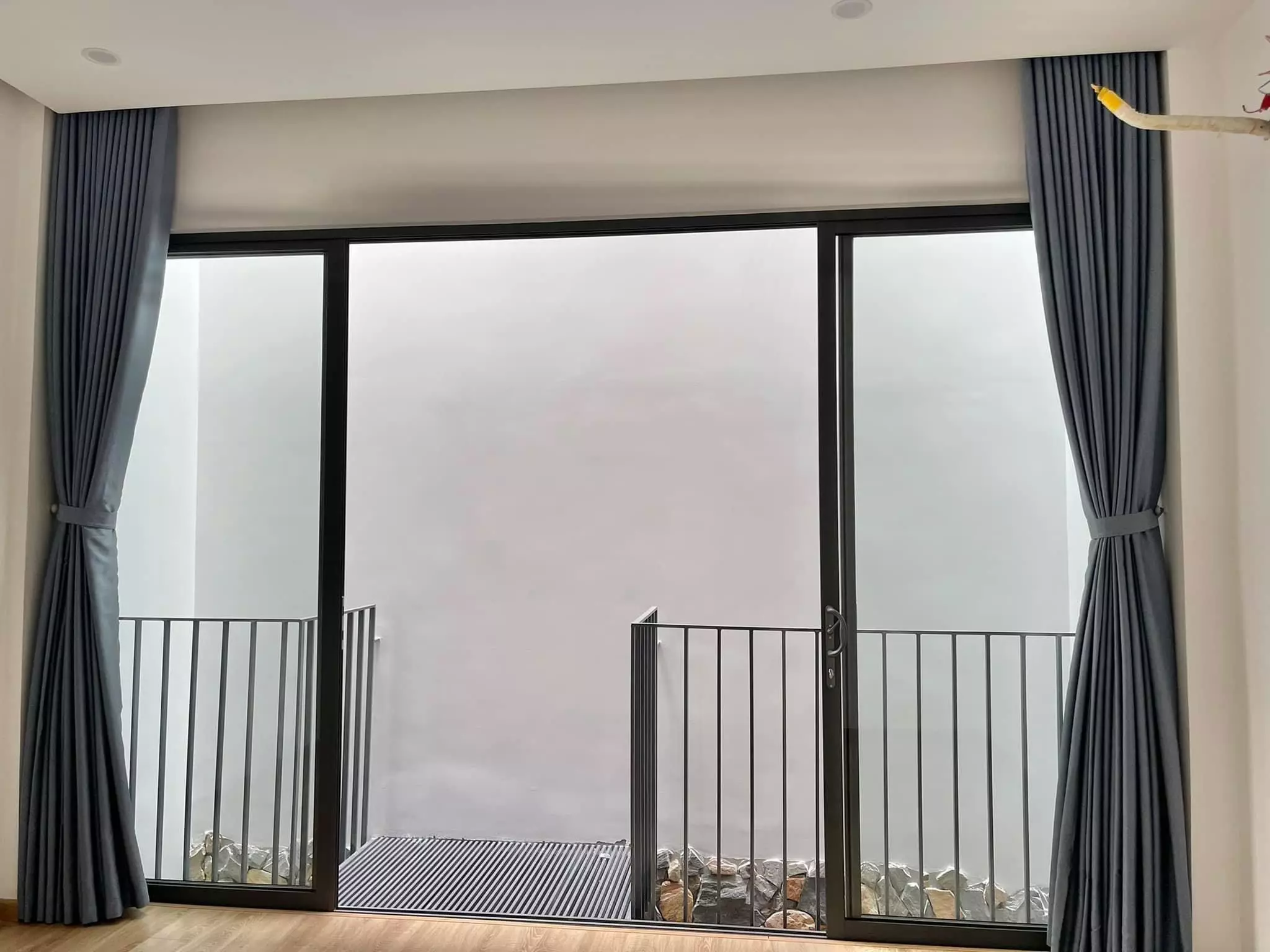 Cửa lùa 4 cánh làm bằng nhôm xingfa hệ 93