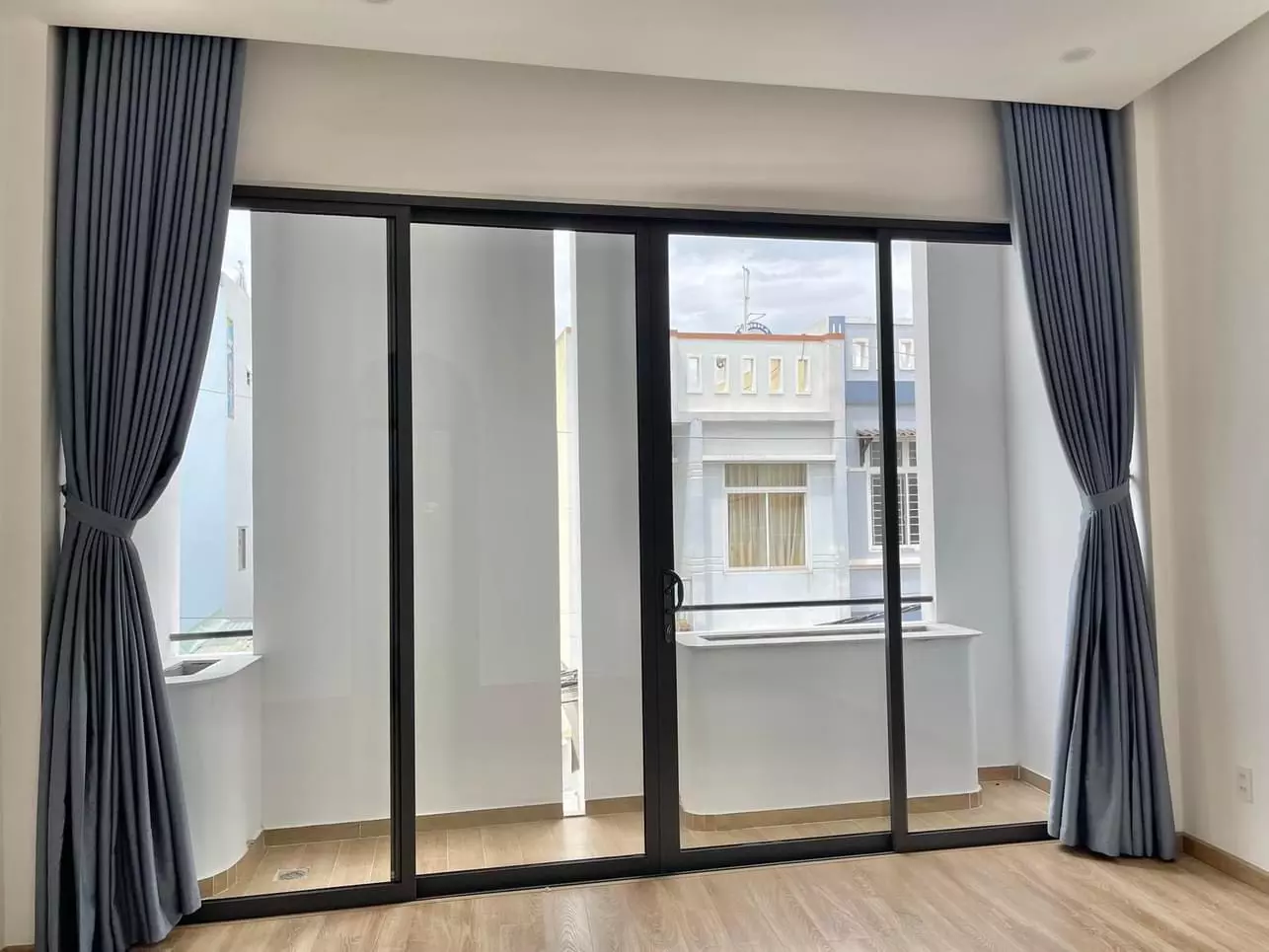 Cửa lùa 4 cánh làm bằng nhôm xingfa hệ 93