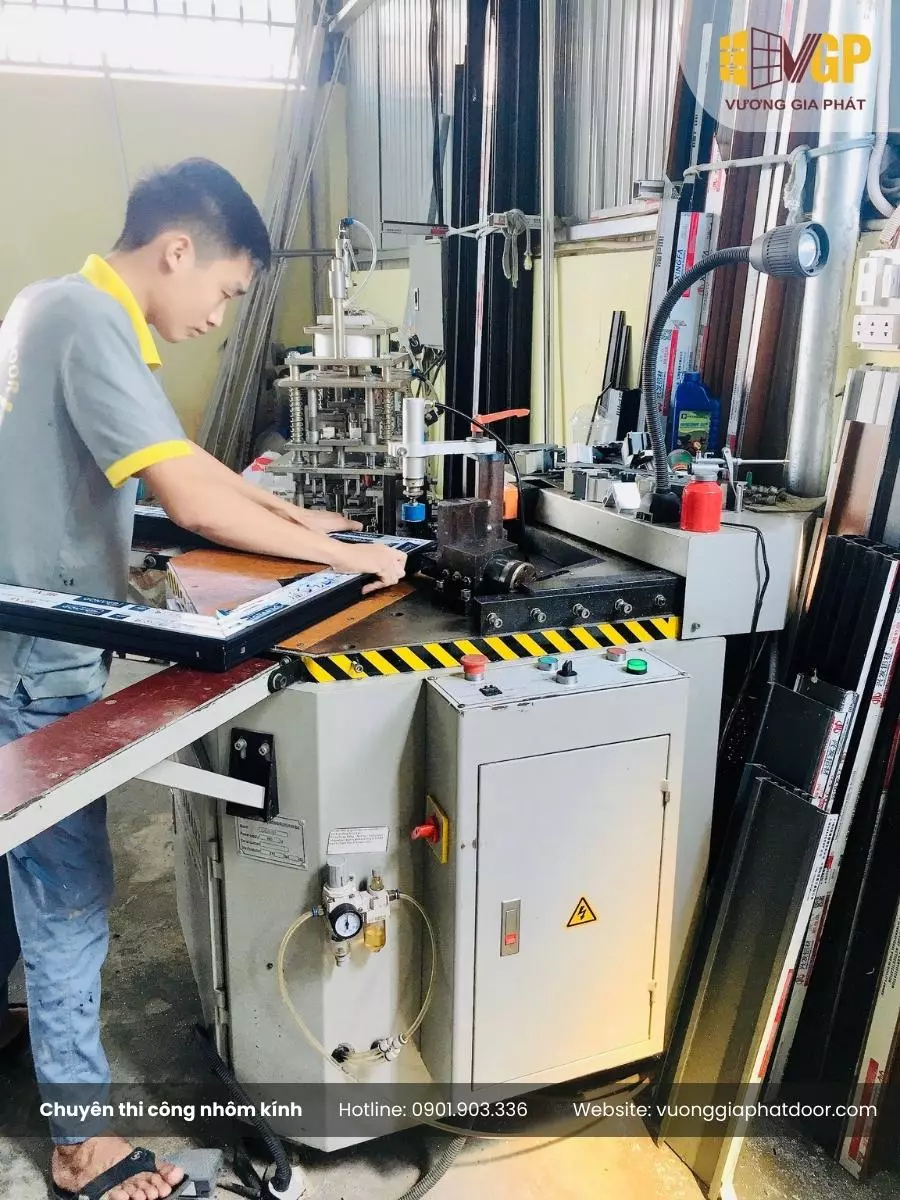 Thi công Nhôm kính An Nhơn tư vấn và báo giá miễn phí 5 Thi công cửa nhôm xingfa tại Quy Nhơn